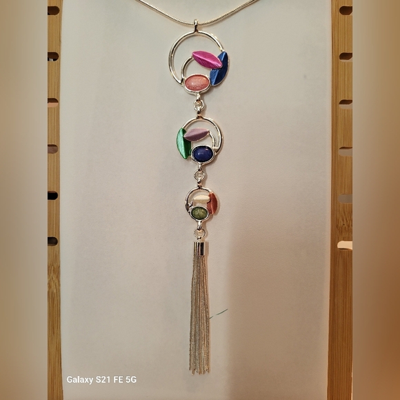 π©· 3/$15 Graduated 3 Circle Multi-Colored Silver Statement Necklace β¦ - Picture 2 of 4